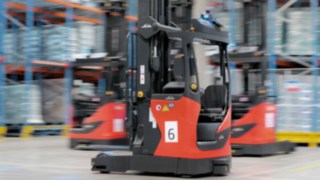 Drei automatisierte Schubmaststapler der R-MATIC-Reihe von Linde MH im Einsatz.