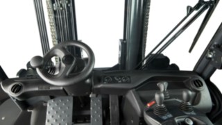 Blick nach draußen aus der Fahrerkabine. 