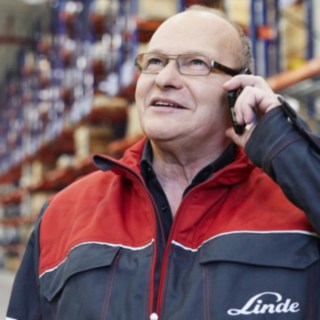 Service Mitarbeiter am Telefon