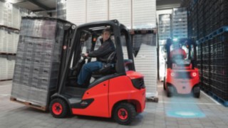 Linde V-Stapler beim Transportieren von Kisten