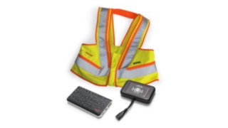 Die interaktive Warnweste von Linde Material Handling als Gesamtpaket Interaktive Warnweste, Tragbare Einheit und Fahrzeugeinheit
