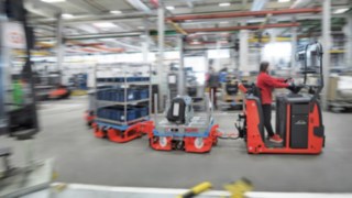 Montagelinienversorgung durch einen Routenzug von Linde Material Handling