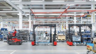 Montagelinienversorgung durch einen Routenzug von Linde Material Handling