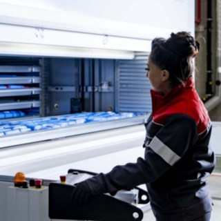 Eine Servicetechnikerin von Linde MH bedient das automatische Kleinteilelager.