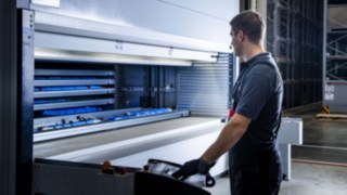 Ein Servicetechniker von Linde MH bedient das automatische Kleinteilelager