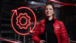 Keyvisual zu Mobile Systeme im Bereich Automation, Linde Mitarbeiterin in roter Linde Jacke mit Leucht-Icon