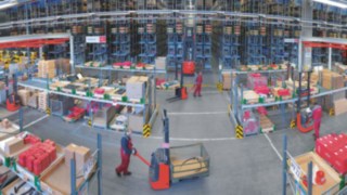 Materialfluss in einem Lager mit Ausstattung von Linde Material Handling Materialfluss in einem Lager mit Ausstattung von Linde Material Handling