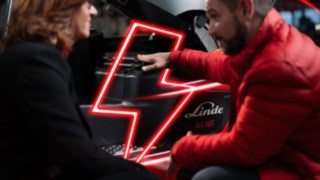 Keyvisual zu Energielösungen, zwei Kollegen diskutieren vor rotem LED-Blitz 