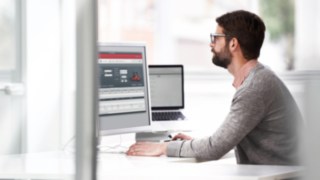 Die Linde-Schwerlaststapler können in ein Flottenmanagementsystem integriert werden, wodurch sich die Auslastung der Fahrzeuge optimieren, Wartungsintervalle genauer planen und weitere Prozesse verwalten lassen.