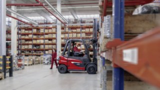 E_Truck-X25-Warehouse-Loading-LER5584