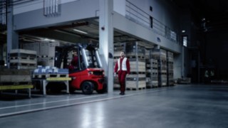 Linde Motion Detection trägt zu einer höheren Sicherheit im Lager bei. Linde Motion Detection im Einsatz in einem dunklen Lager