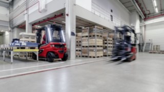 Kollisionen mit Fußgängern oder Fahrzeugen verhindert Linde Motion Detection, indem das Assistenzsystem Bewegungen hinter dem stehenden Gabelstapler erfasst. Gabelstapler mit Linde Motion Detection im Einsatz im Lager