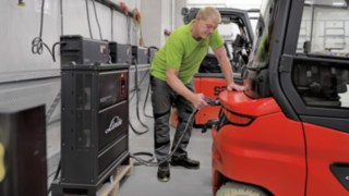 Thomas Lüssen lädt den Linde Xi20 P.