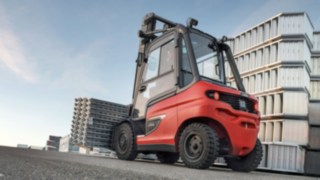 Die Gerüstprofis von Layher testen ein Vorseriengerät des Linde X50 unter Realbedingungen. Die Gerüstprofis von Layher testen ein Vorseriengerät des Linde X50 unter Realbedingungen.