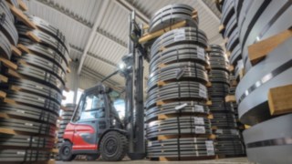 Der Linde X50 meistert seine Aufgaben bei Layher mit Bravour. Der Linde X50 meistert seine Aufgaben bei Layher mit Bravour.