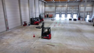 Das Fazit des Performance Tests: Die Xi-Baureihe von Linde setzt erneut die Benchmark in ihrer Klasse. Die Xi-Modelle im Performance Test in einer Halle.