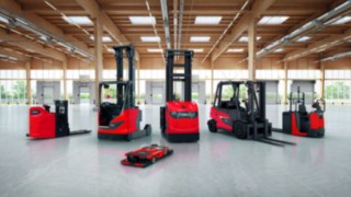Sechs Fahrzeuge von Linde Material Handling aus verschiedenen Fahrzeugklassen. 