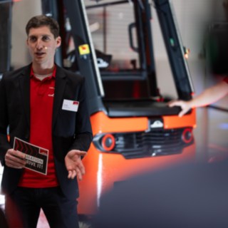 Ein Stapler von Linde MH in einer Werkhalle
