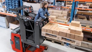 Frau auf einem Fahrzeug von Linde 