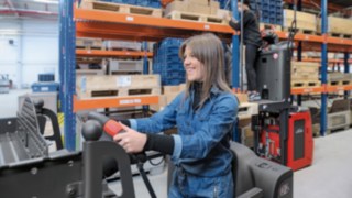 Eine Fahrerin schaut nach vorne und hat alles im Blick.