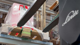 Schubmaststapler von Linde Material Handling Gabelzinken eines Schubmaststaplers von Linde Material Handling