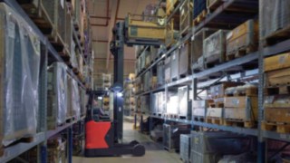 Schubmaststapler von Linde Material Handling Schubmaststapler im Warehouse