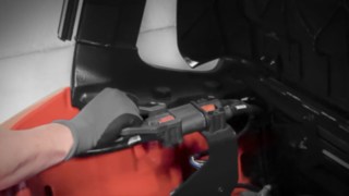 Arbeiter lädt einen Elektrostapler von Linde auf 