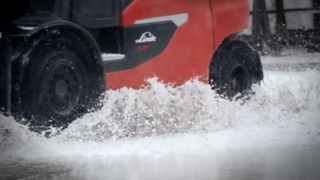 Elektrostapler X25 von Linde fährt durch Wasser