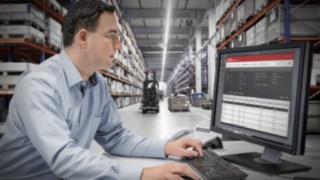 Person arbeitet an einem Computer