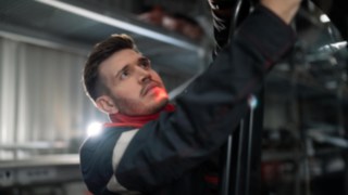 Ein Servicetechniker bei der Arbeit.