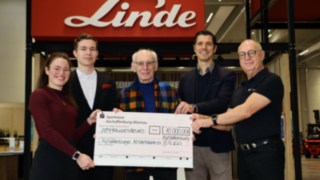 Fünf Personen stehen zusammen und halten einen großen Scheck in der Hand, der von Linde an Aschaffenburger Kinderträume adressiert ist mit einer Summe von 10.000 Euro.