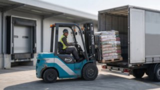 Baoli Gabelstapler beim beladen eines LKW