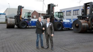Fahrzeugübergabe von Willenbrock Fördertechnik an Weserport GmbH Drei weitere Schwerstapler für Umschlag von Stahlprodukten
