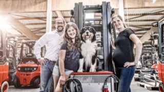 Willenbrock Mitarbeiter mit Familie und Hund Willenbrock Mitarbeiter mit Familie und Hund