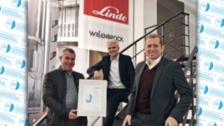 Willenbrock-Gruppe erhält Bonitätszertifikat v.l. Markus Bauer (Abteilungsleiter Verkauf Creditreform Bremen Dahlke KG) überreicht Thorsten Peglow (Finance Direktor Willenbrock Fördertechnik) und Helmut Korthöber (Geschäftsführer Willenbrock Fördertechnik) das CrefoZert.