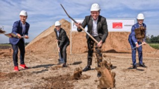 Spatenstich für den neuen Standort in Burgwedel Spatenstich für den neuen Standort in Burgwedel