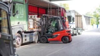 Multidirektionale Combilift-Stapler im Einsatz Multidirektionale Combilift-Stapler im Einsatz