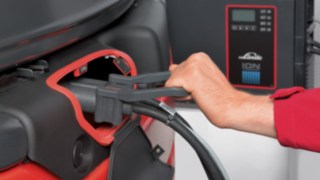Ladevorgang Linde Lithium-Ionen Flurförderfahrzeug