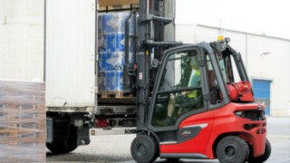 Staplerfahrer bei der Arbeit