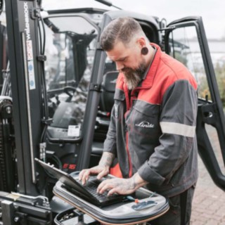 Service Mitarbeiter am Telefon
