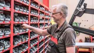 Linde Ersatzteile werden für Kunden im Warenlager zusammengepackt