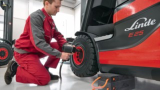 Reifenwechsel bei einem Linde Stapler reifenservice_wb